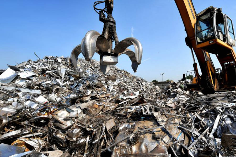 Tiến hành thu gom và vận chuyển sắt thép phế liệu