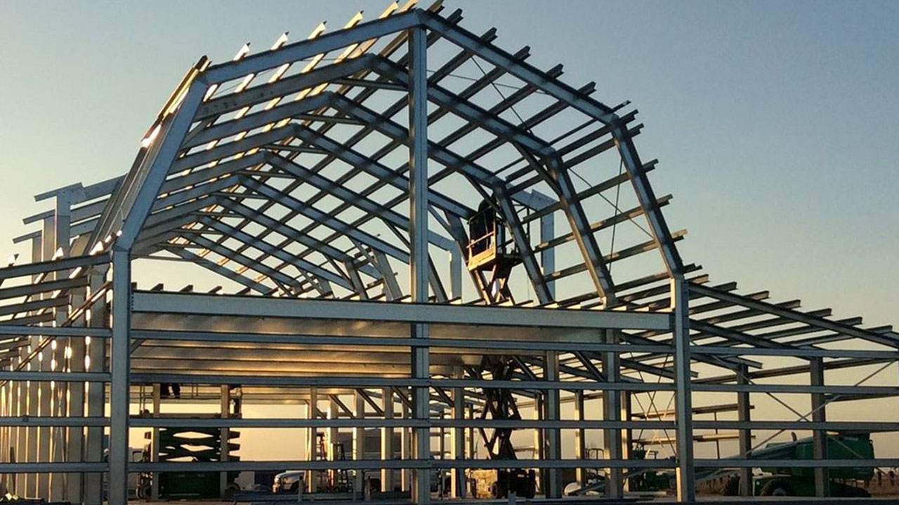 Khung sắt công trình – Tầm quan trọng, ứng dụng và giá trị tái chế